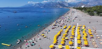 Antalya'da sıcak havadan bunalanlar sahillerde yoğunluk oluşturdu