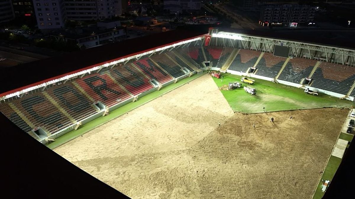 Çorum Şehir Stadyumu'nda yapılan yenileme çalışmaları sırasında çekilmiş genel bir görünüm.