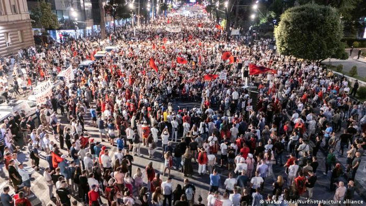 Arnavutluk'ta Trump bağlantılı lüks tatil köyü projesine karşı düzenlenen protestodan görüntü.