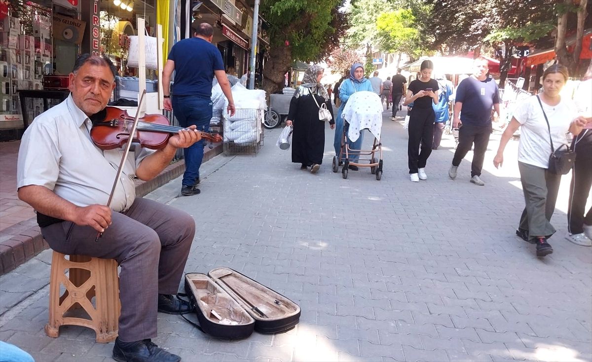 Ayakkabı boyacısı kemanıyla sokaklarda kulakların pasını siliyor