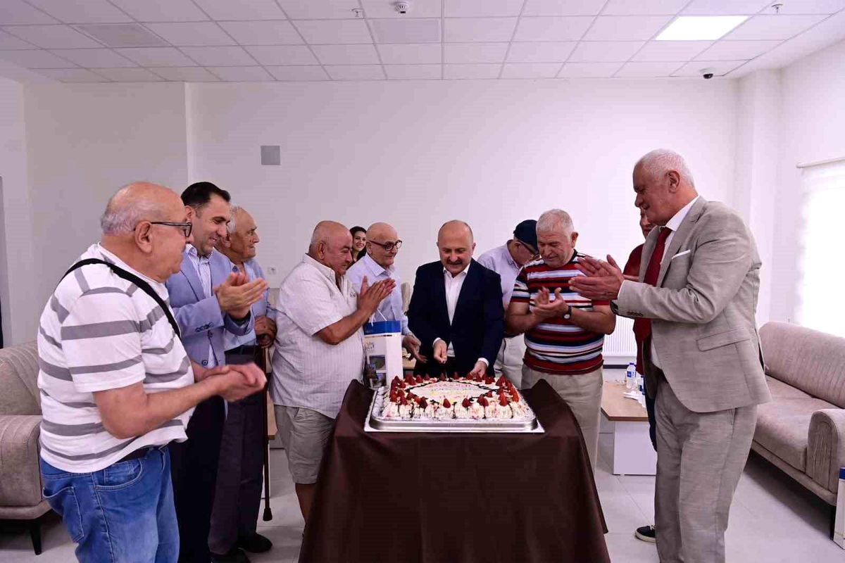 Vali Varol ve eşi, Babalar Günü'nde huzurevi sakinlerini ve şehit babasını ziyaret etti
