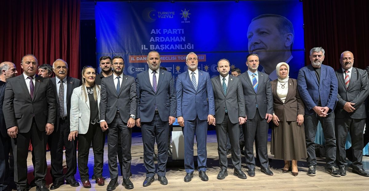 Çalışma ve Sosyal Güvenlik Bakanı Vedat Işıkhan konuşma yaparken