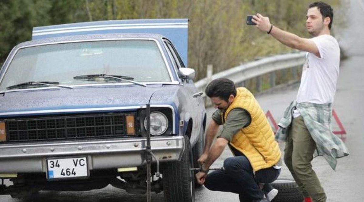 Başımız Belada filminin başrol oyuncularının yer aldığı bir sahne görüntüsü.