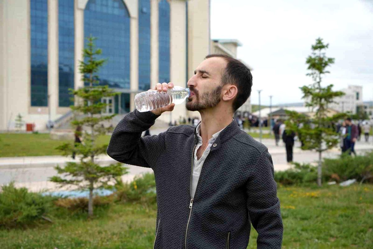 Bayburtlu genç AYT'ye yine okunmuş suyla geldi: 'Kerameti sadece suya bağlamamak lazım'