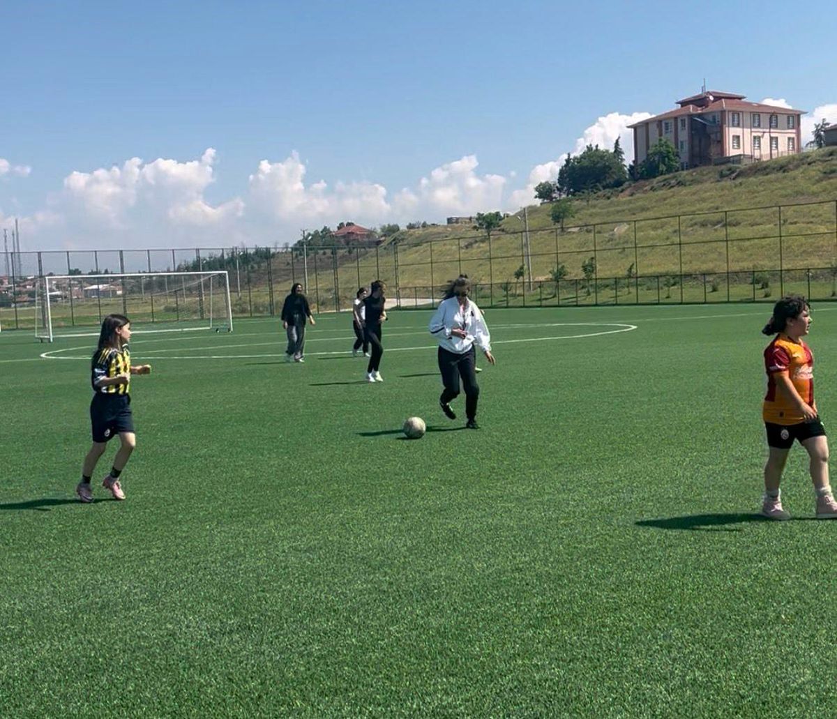 Beylikova Gençlik ve Spor İlçe Müdürlüğü tarafından ücretsiz kız futbol kursu açıldı