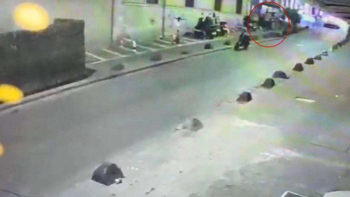 Beyoğlu'nda park halindeki motosikletlerden kask çalınması olayıyla ilgili yakalanan şüphelinin güvenlik kamerası görüntüleri.