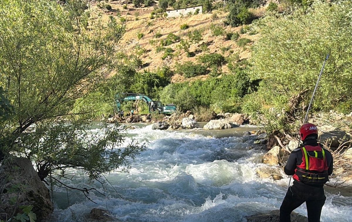 Bingöl'de çayda akıntıya kapılan kişiyi arama çalışmaları sürüyor