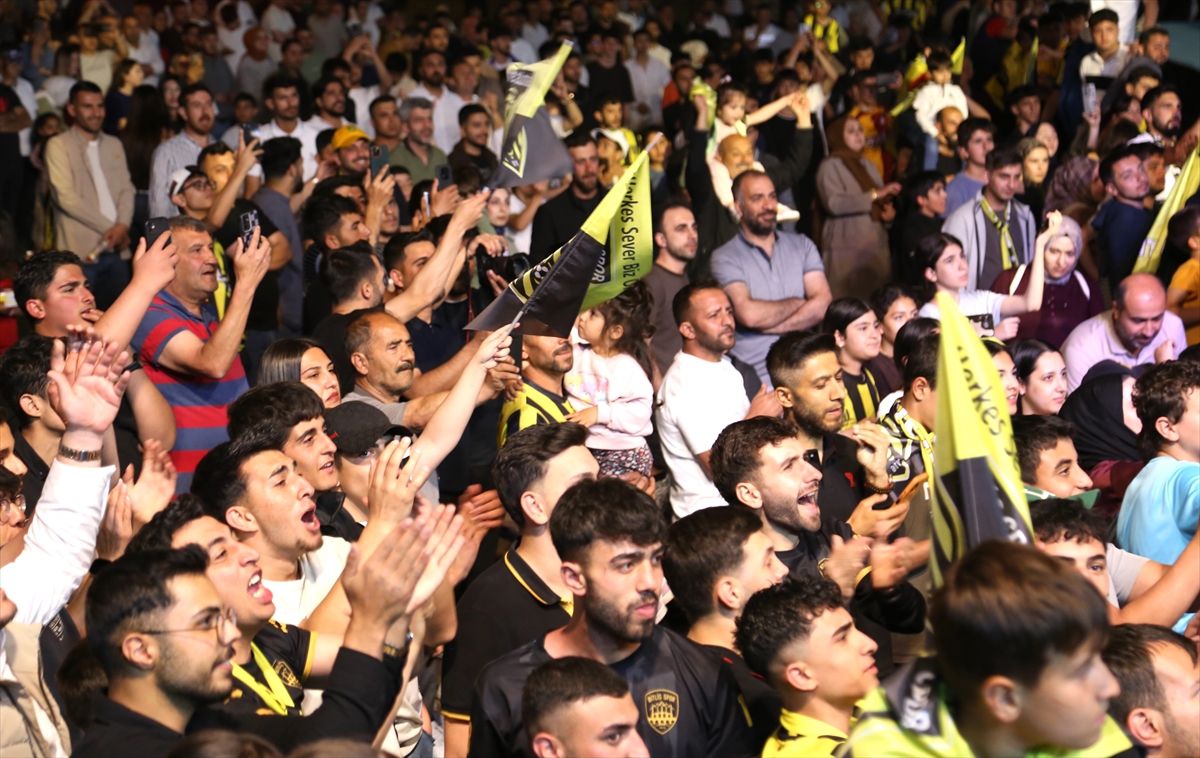 Bitlis 1916 Spor'un Nesine 3. Lig'e yükselmesi kutlandı