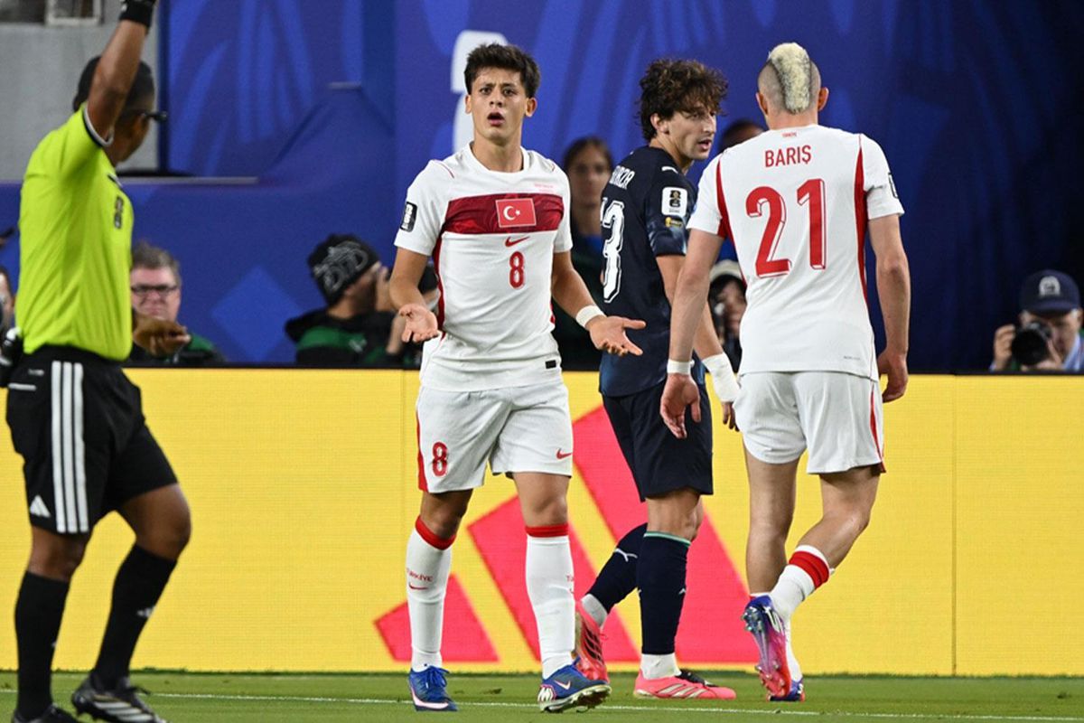 A Milli Futbol Takımı oyuncuları sahada