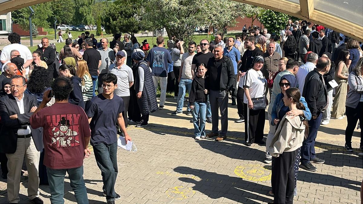 Bolu'da YKS AYT sınavı sonrası velilerin okul önünde dua ettiği an