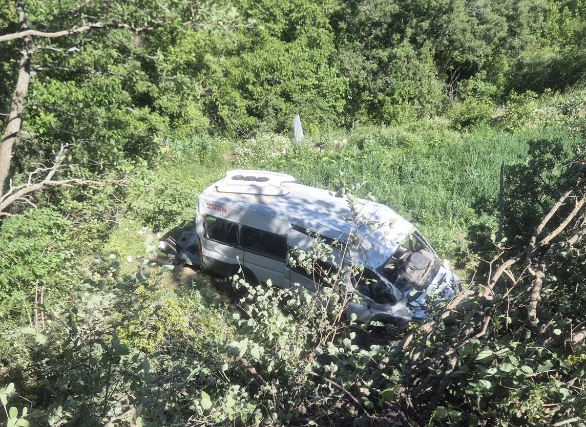 Burdur'da tarlaya devrilen minibüsteki 8 kişi yaralandı
