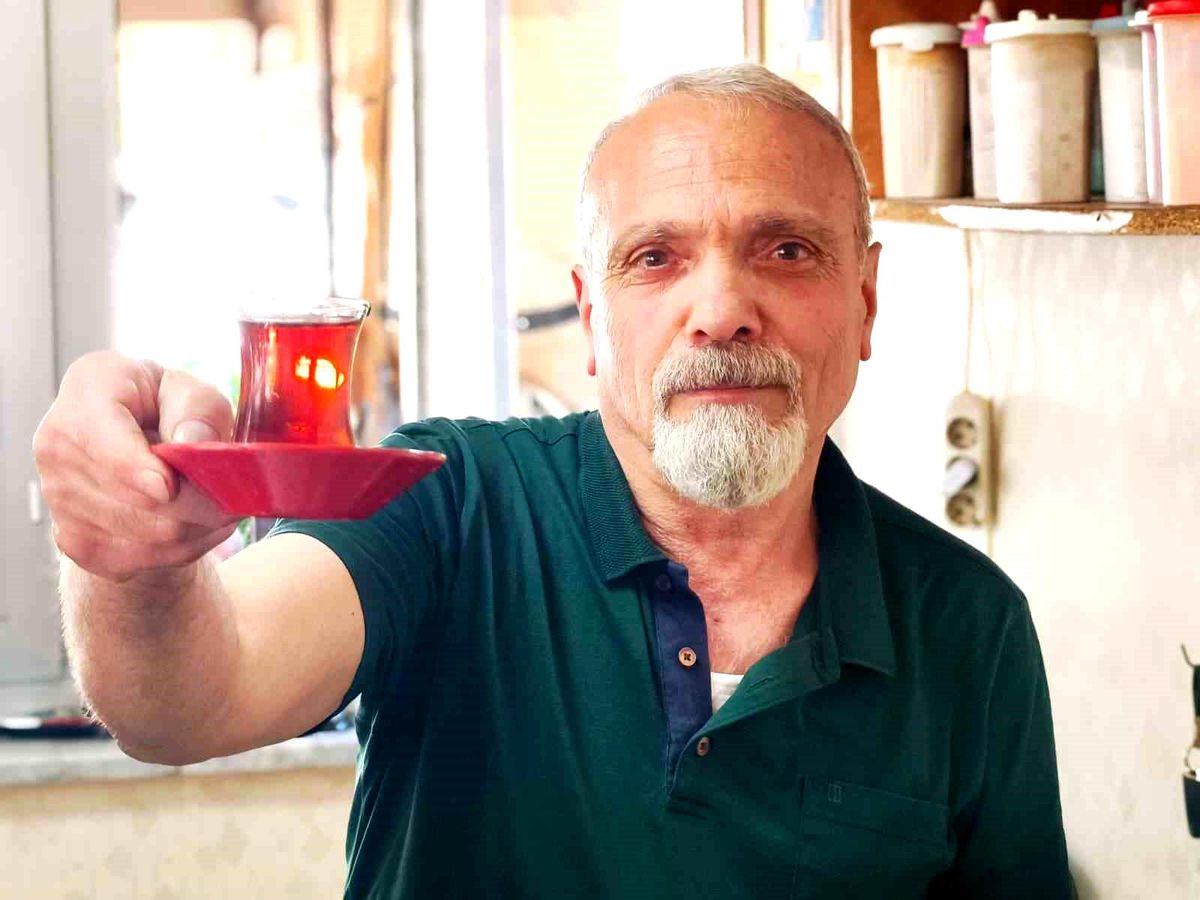 Çay demlerken şiir yazıyor: 40 yıllık çaycı şiirleriyle gönül ısıtıyor