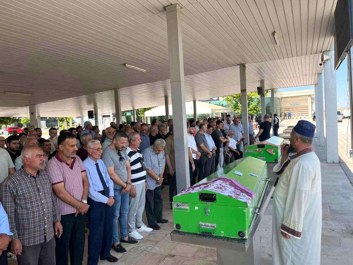 Malatya'da silahlı saldırıda hayatını kaybeden anne ve kızı için cenaze töreni düzenlendi.