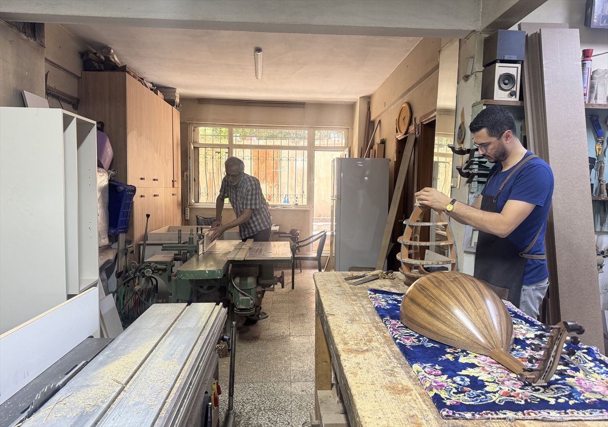 Çırak olarak yetiştikleri atölyede baba-oğul omuz omuza ustalık yapıyor