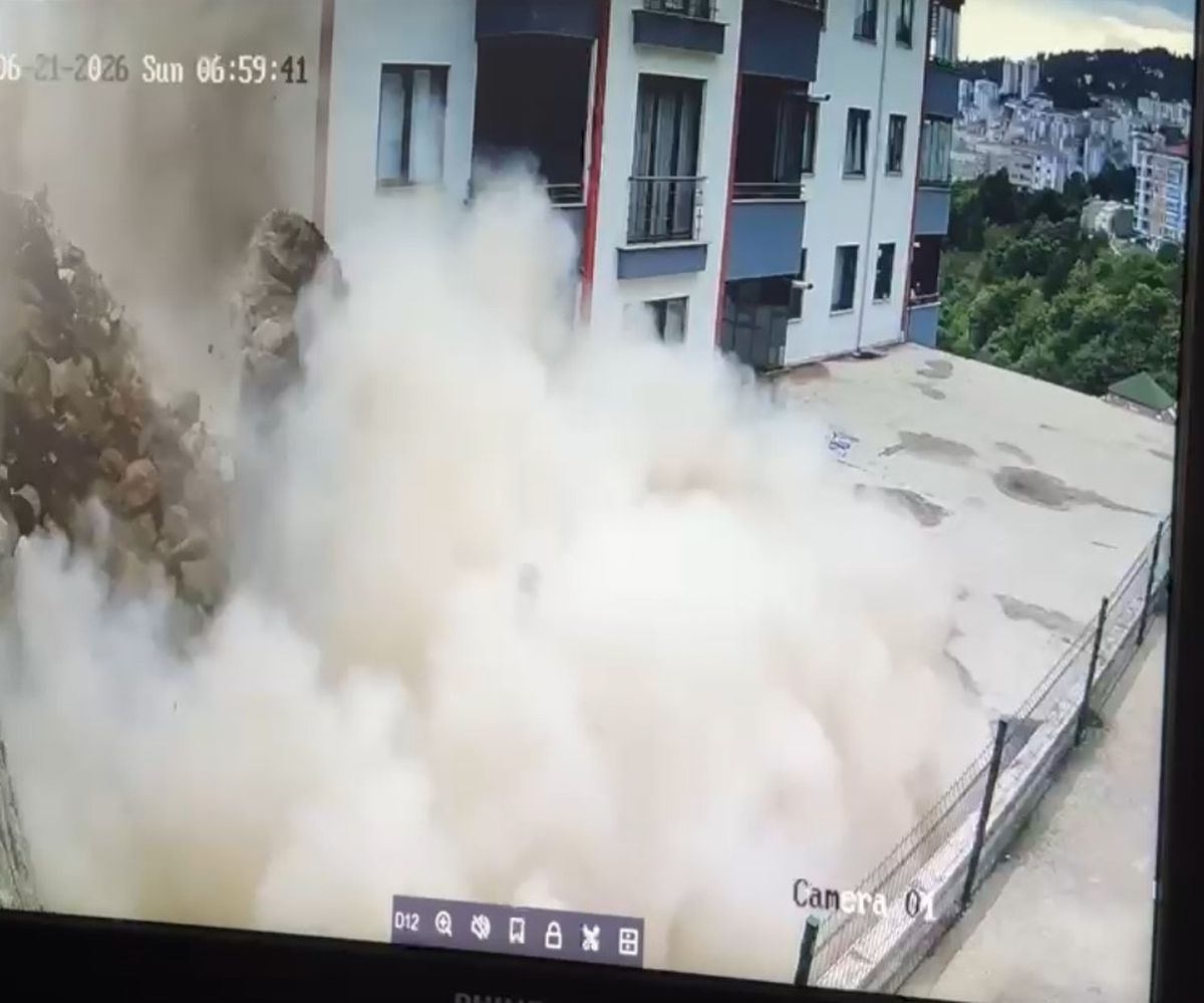 Trabzon'da çöken istinat duvarından geriye kalan enkaz.