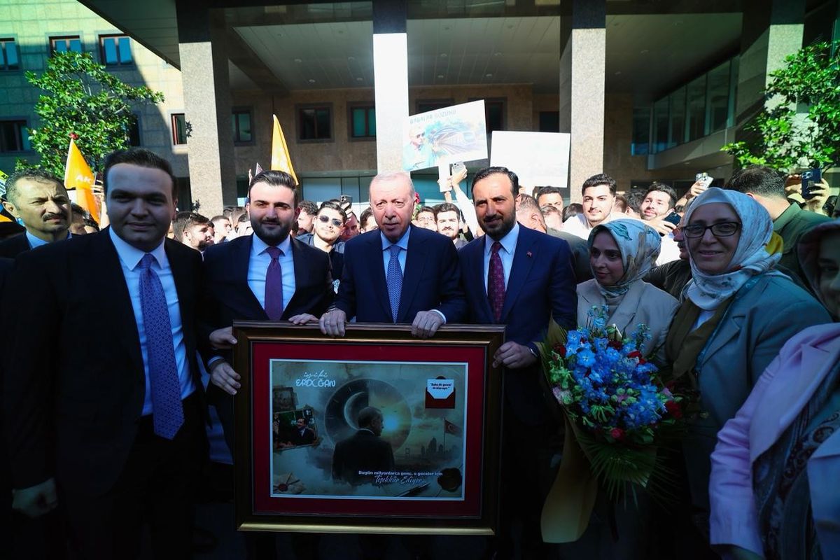 Cumhurbaşkanı Recep Tayyip Erdoğan, TÜRGEV'in 30. yıl dönümü programı sonrası gençlerle sohbet ediyor.