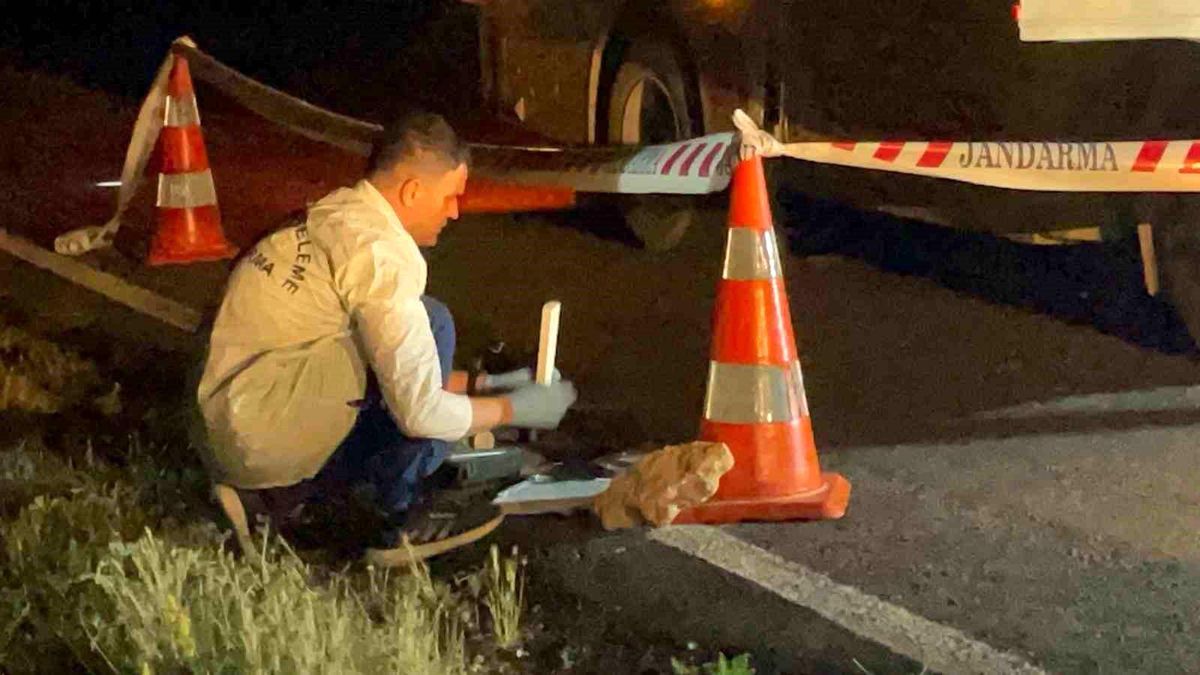 Karaman'da seyir halindeki bir tanker ve yol kenarında duran polis ve sağlık ekipleri.