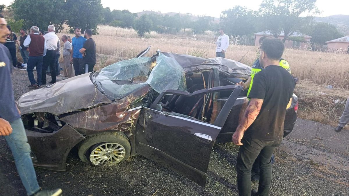 Diyarbakır'da meydana gelen trafik kazasında hurdaya dönen otomobil.