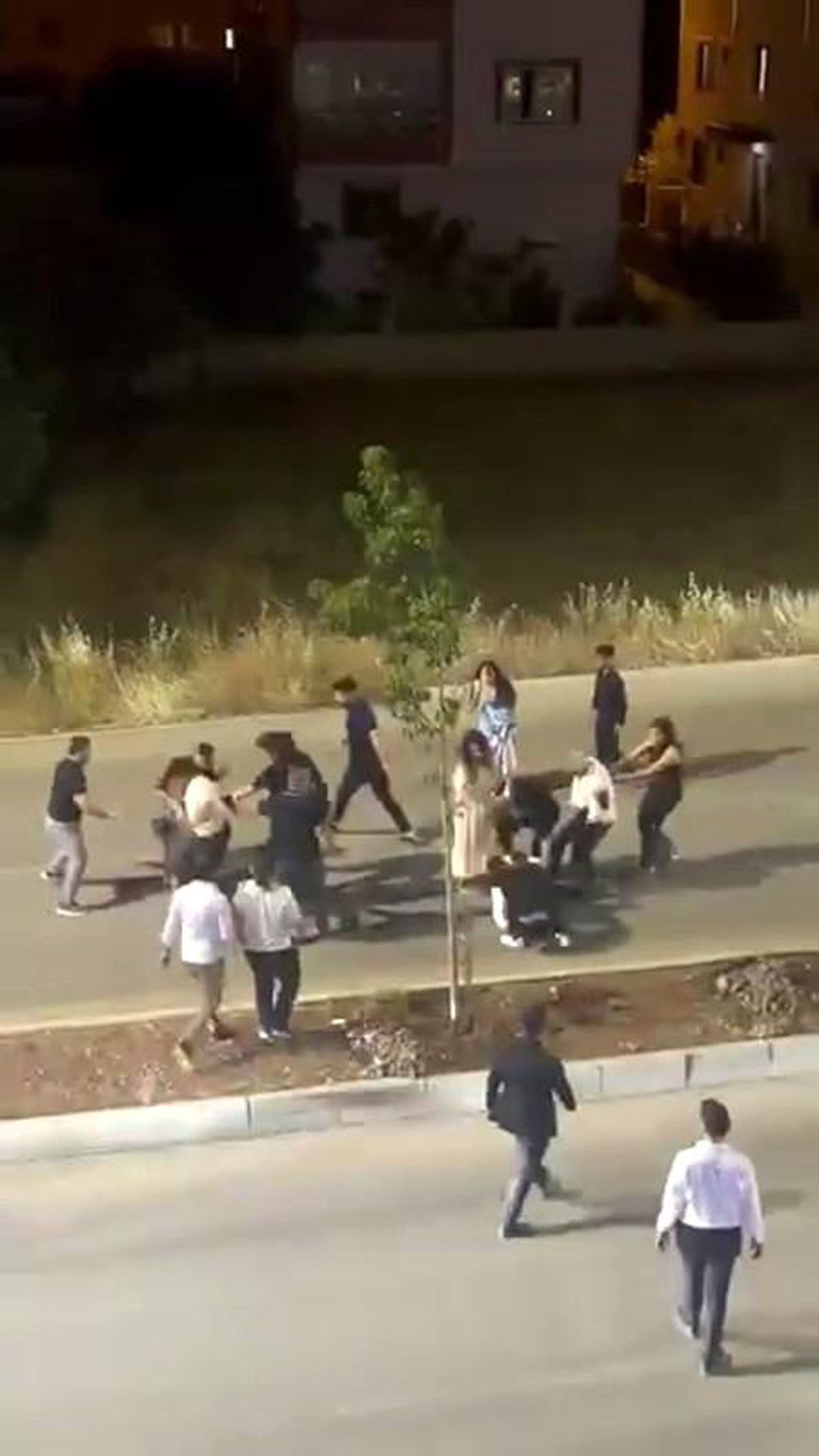 Adıyaman'da düğün konvoyunda çıkan kavgaya polis müdahale ediyor.