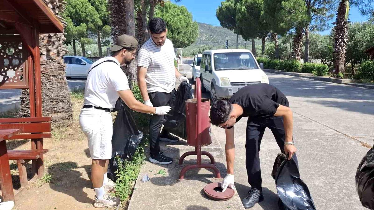 Balıkesir Üniversitesi Edremit Meslek Yüksekokulu öğrencileri, kampüs ve çevresinde çevre temizliği yaparken