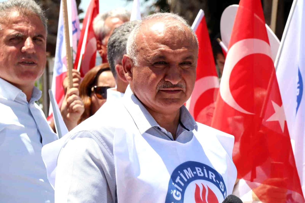 Eğitim-Bir-Sen logosu ve üzerinde Öğrenci Gelişim Raporu yazısı