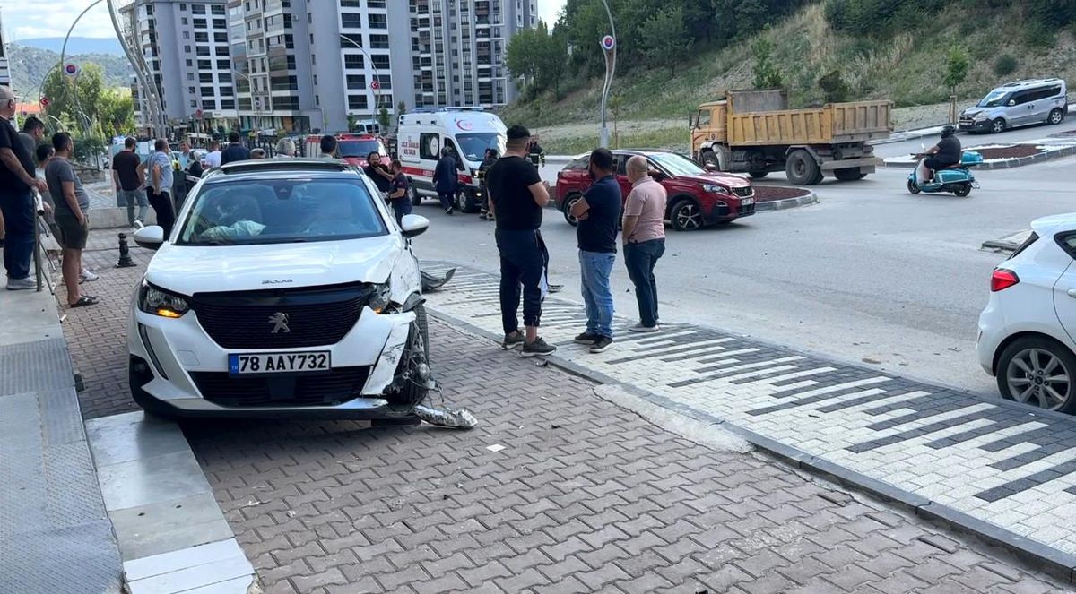 Karabük'te trafik kazası sonrası olay yeri incelemesi yapan polis ekipleri.