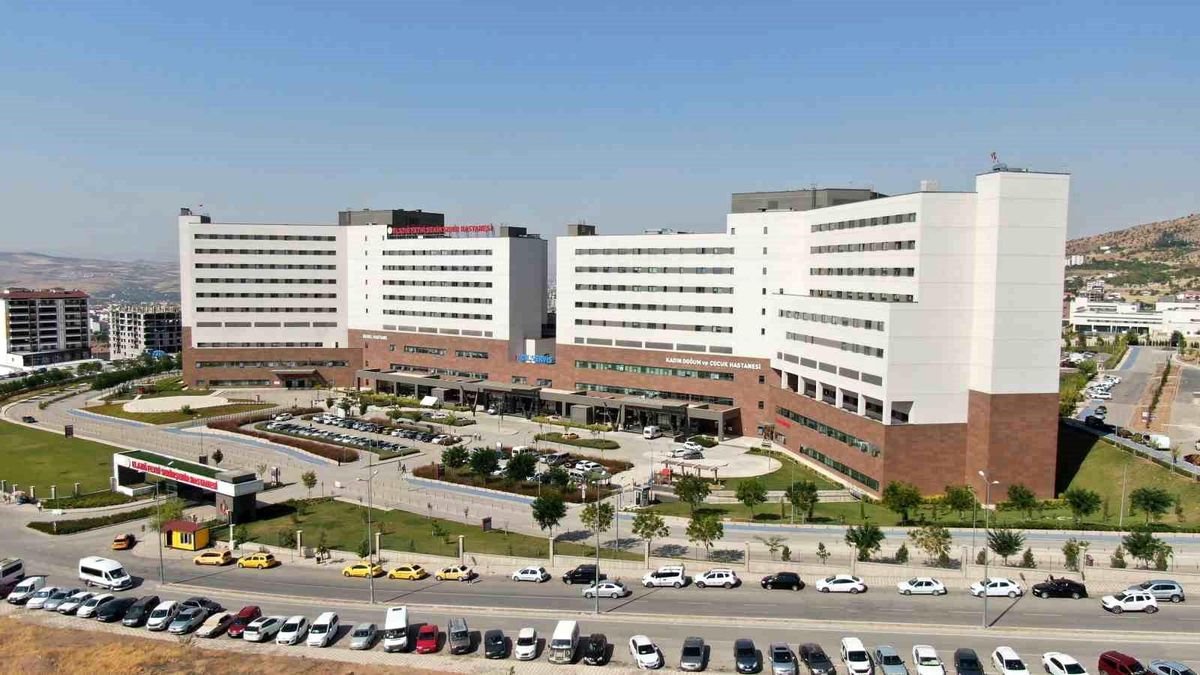 Elazığ'da 4 katlı bir binanın 3. katından düşen çocuk hastaneye kaldırıldı.