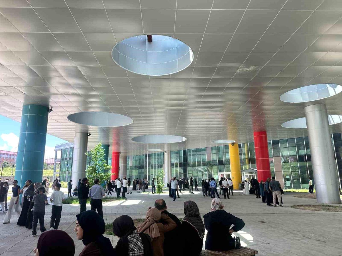Erzurum'da YKS sınavına giren adaylar