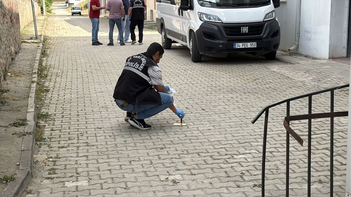 Eskişehir'de alacak verecek kavgası sonrası yaralı şahıs ambulansla hastaneye taşınıyor.