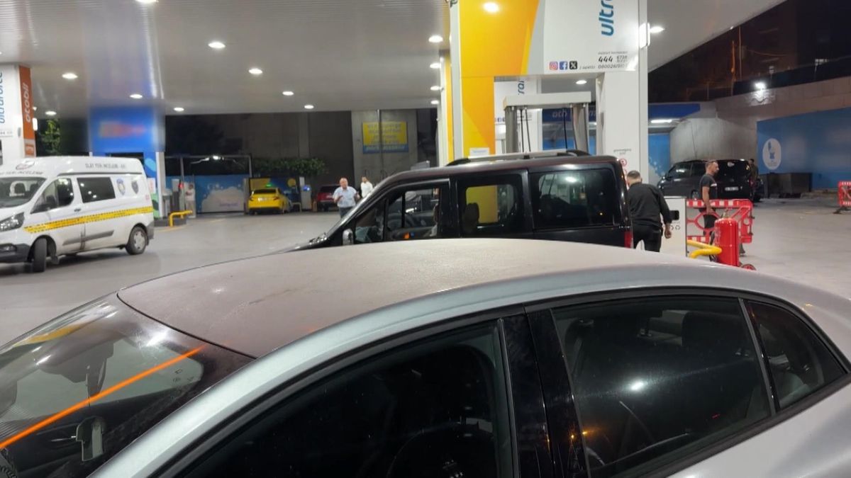 Eyüpsultan'da bir akaryakıt istasyonunda silahlı saldırı sonrası polis inceleme yapıyor.