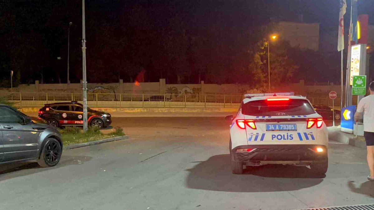 Eyüpsultan'da bir benzin istasyonunda silahlı saldırı sonrası polis inceleme yapıyor.
