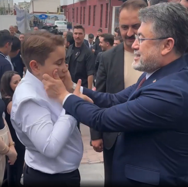 Minister Yumaklı smiling while talking to the young fan