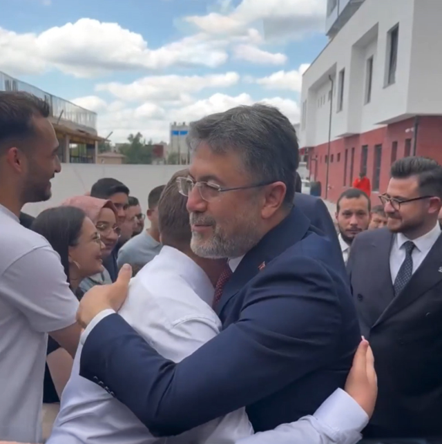Moments when Minister Yumaklı hugged the young fan