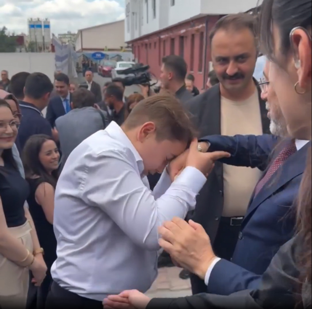 Minister Yumaklı chatting with a young boy