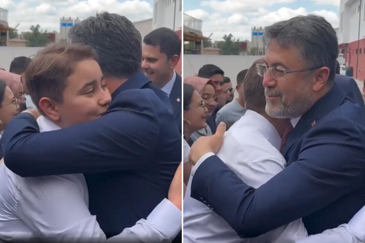 Tarım ve Orman Bakanı İbrahim Yumaklı'nın bir çocukla sohbet ettiği an.