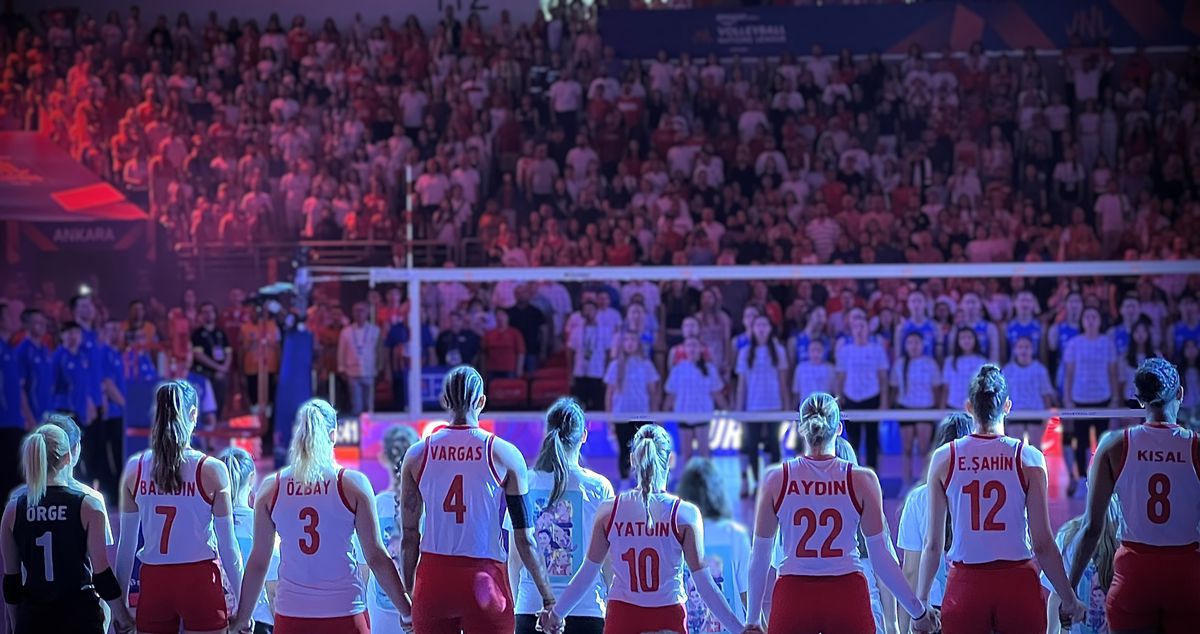 A Milli Kadın Voleybol Takımı oyuncuları maç sırasında