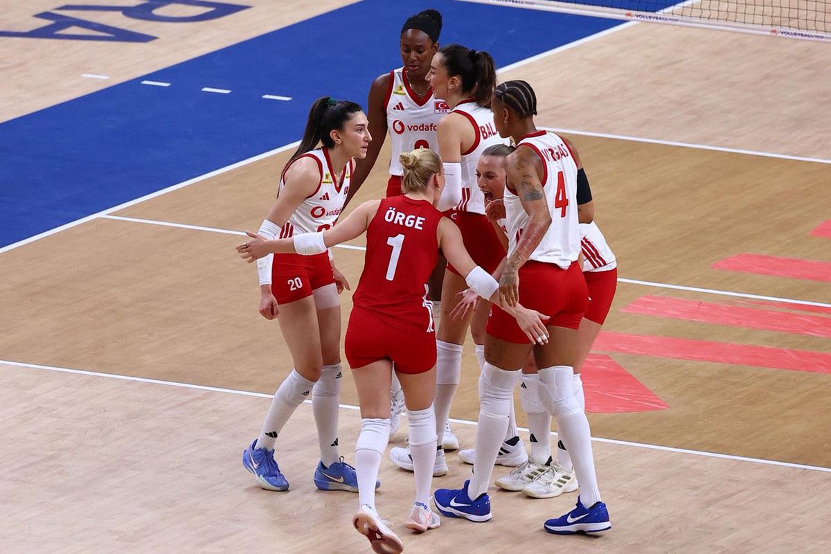 A Milli Kadın Voleybol Takımı oyuncuları maç sırasında