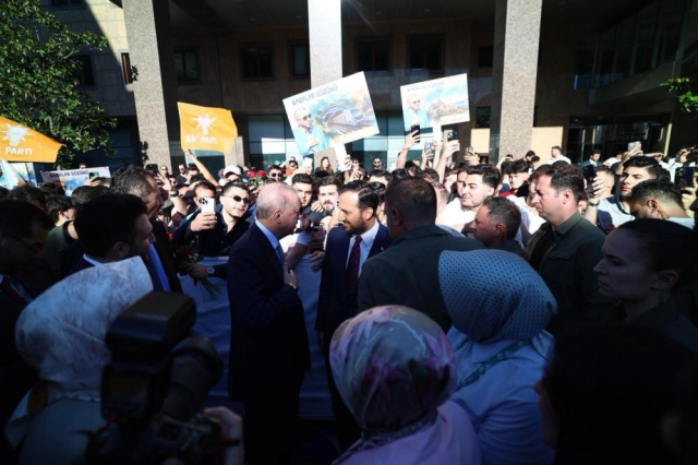 Youth give Erdoğan a painting