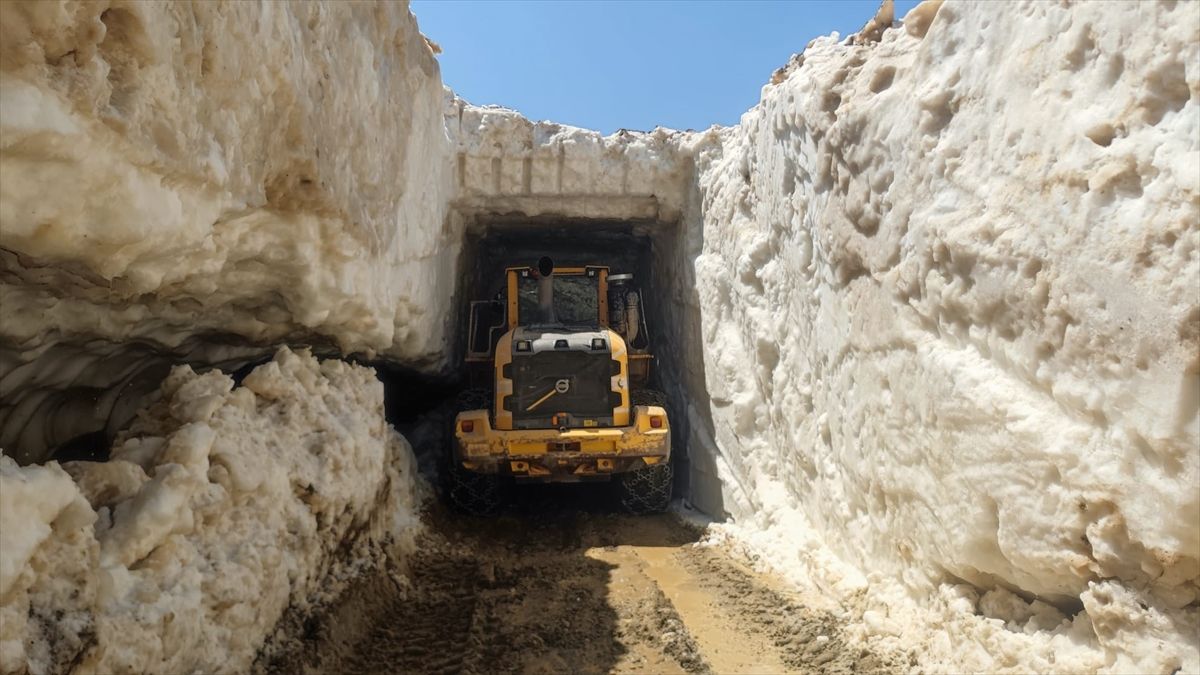 Hakkari'de haziranda karla mücadele çalışması