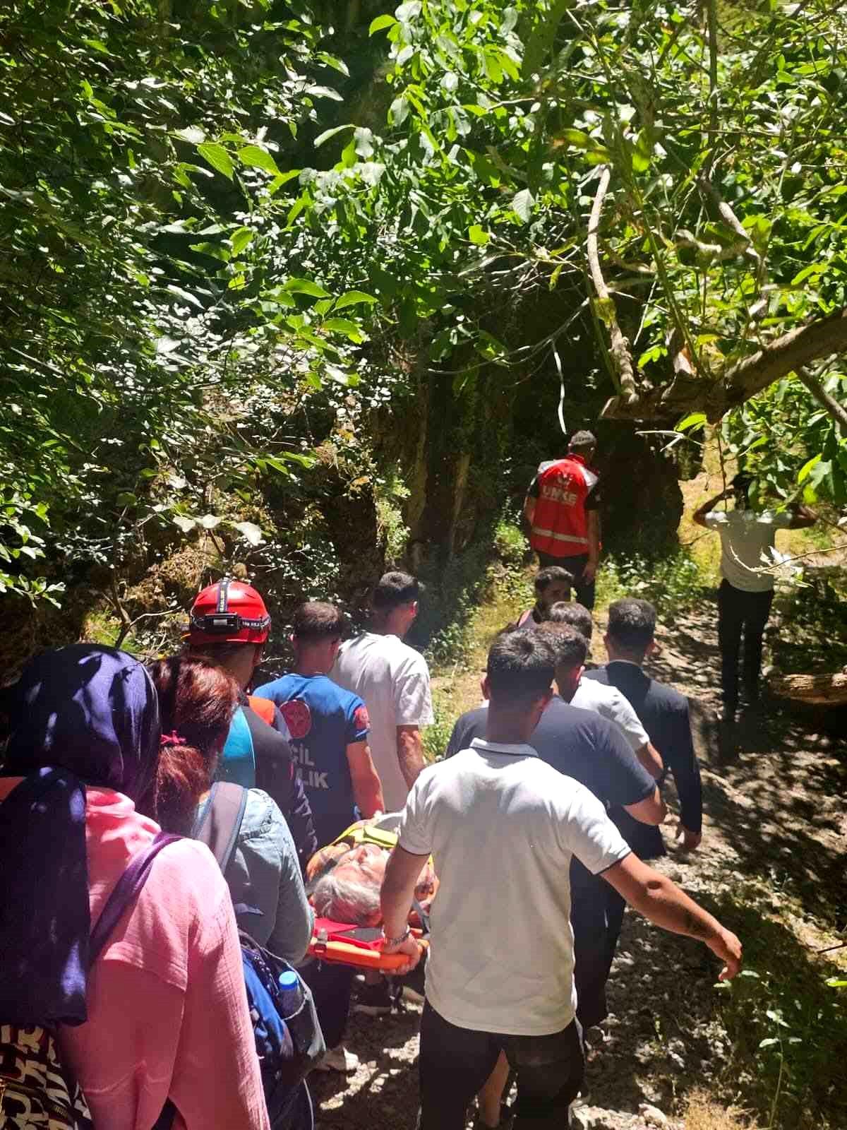 Hakkari'de Avaore Şelalesi yakınlarında kurtarma operasyonu yapan AFAD ve UMKE ekipleri.