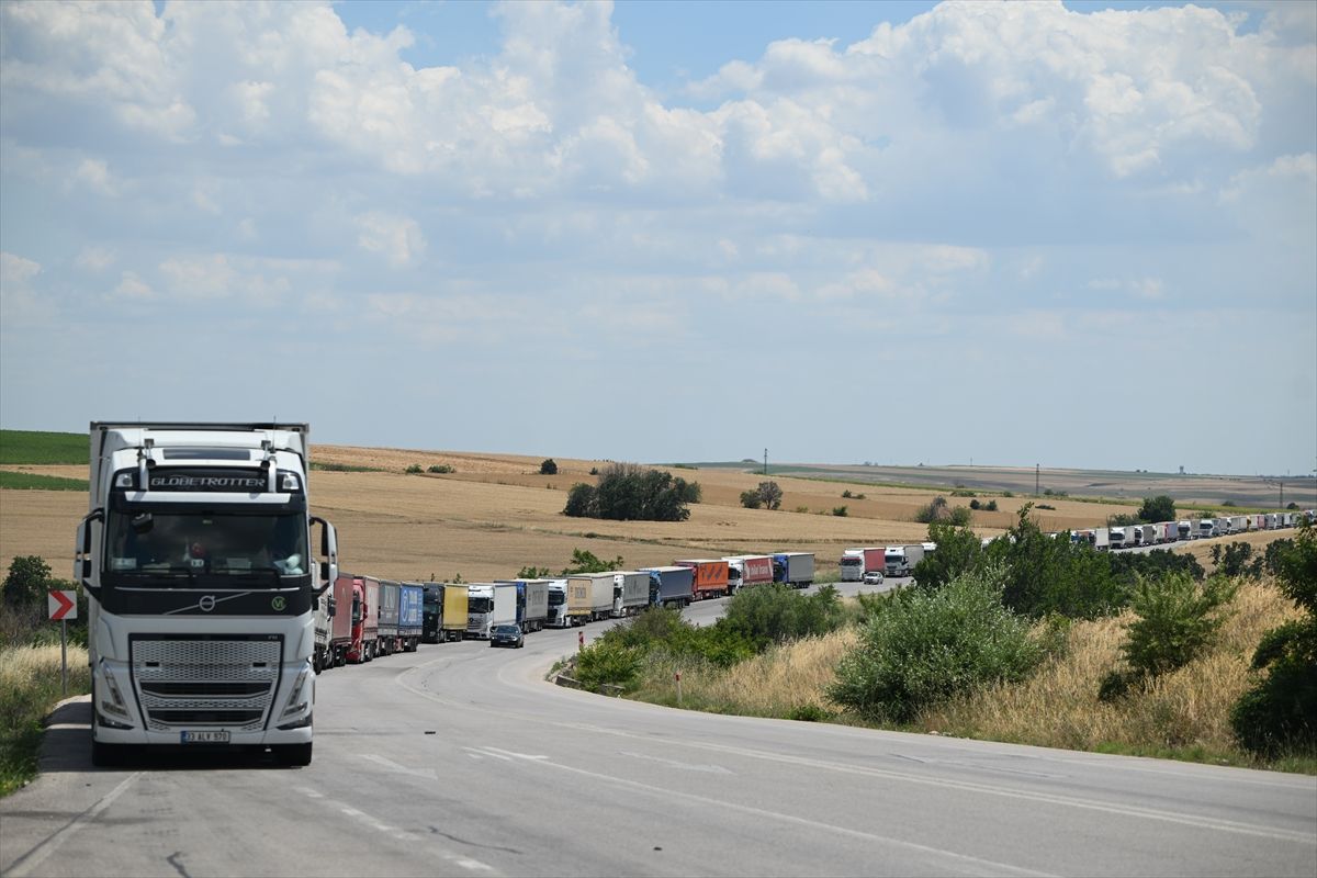 Hamzabeyli Sınır Kapısı'nda 23 kilometrelik tır kuyruğu oluştu