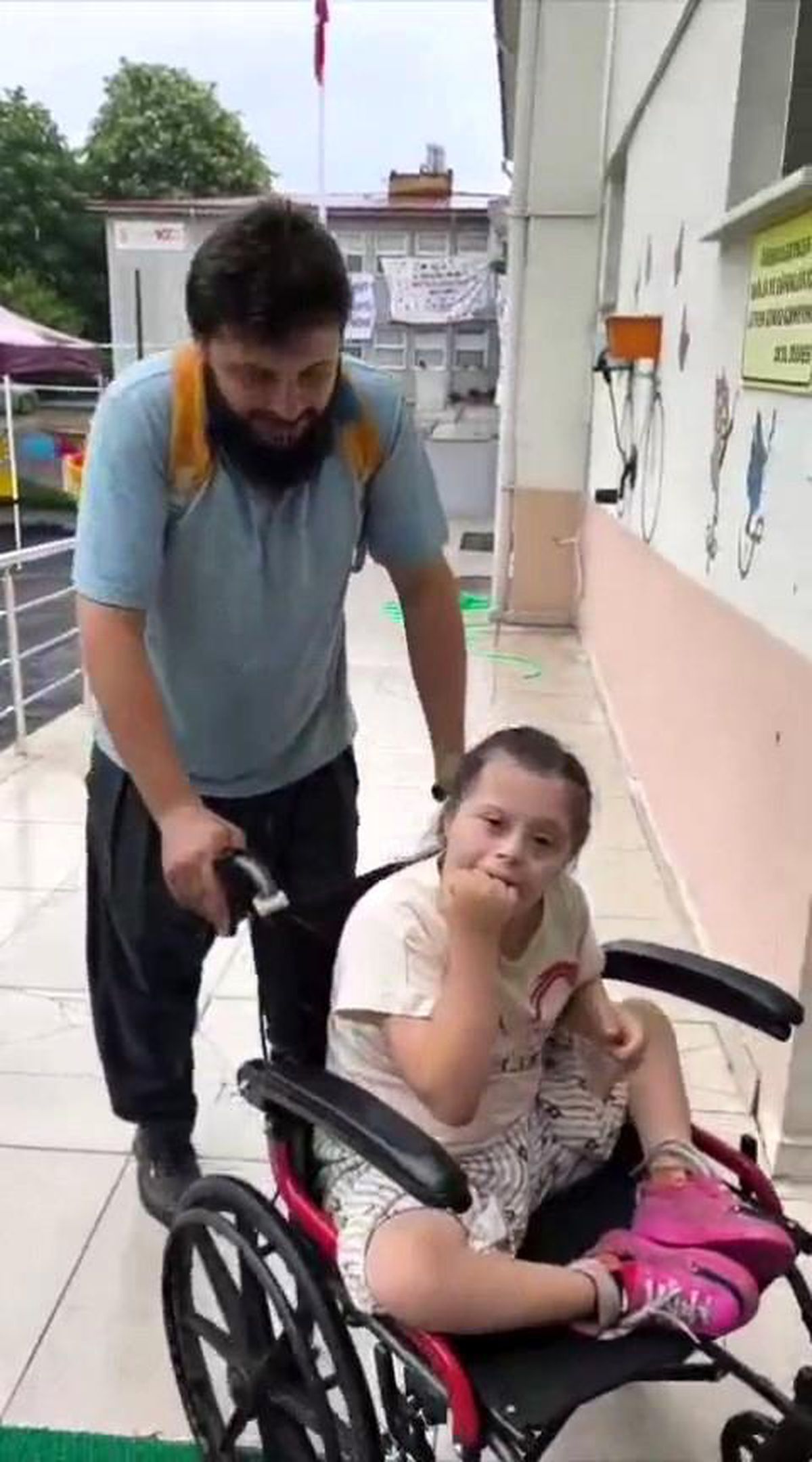 Her gün özel kızını okula getiren babaya duygulandıran sürpriz