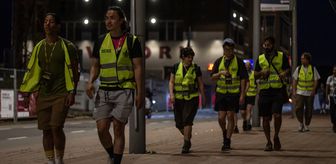 Hollanda'da binlerce kişi mültecilere destek için gece boyunca kilometrelerce yürüdü