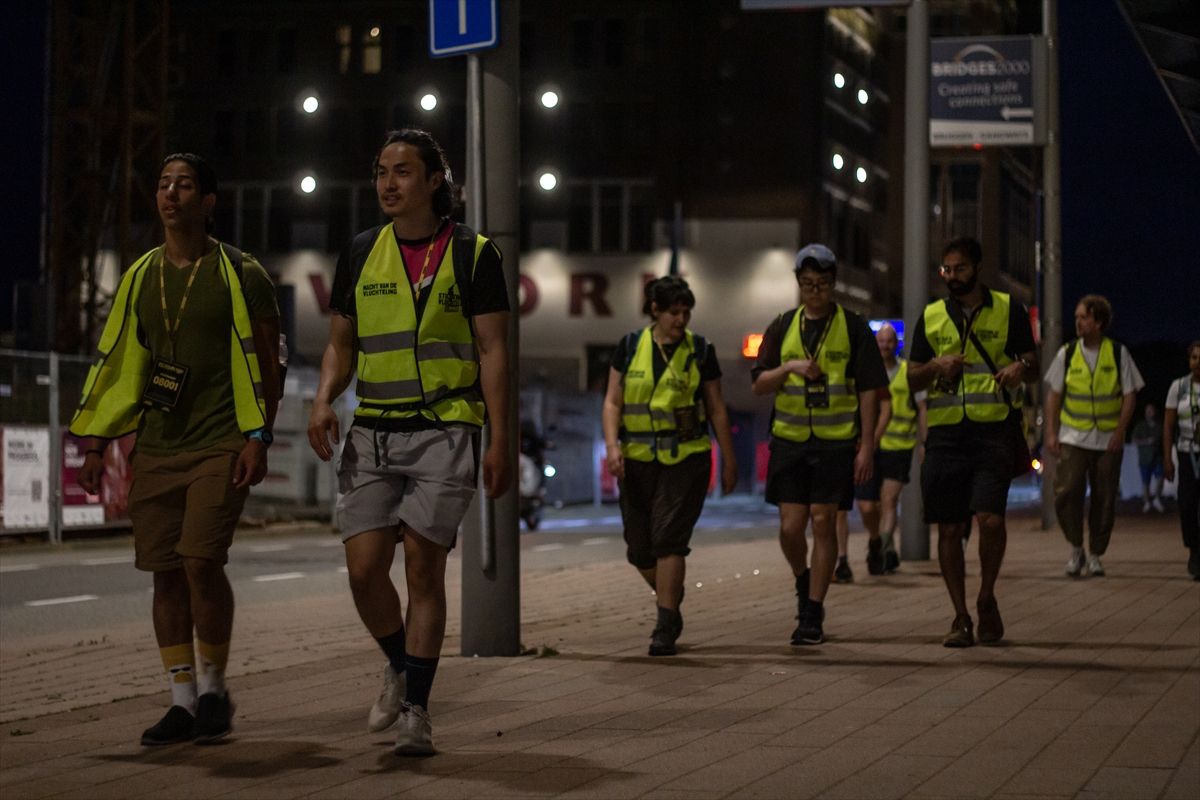 Hollanda'da binlerce kişi mültecilere destek için gece boyunca kilometrelerce yürüdü
