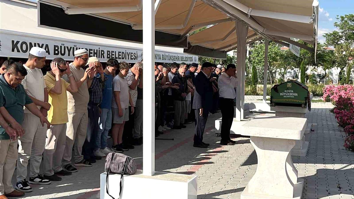 Isparta'da devrilen midibüs ve çevresindeki kurtarma çalışmaları.