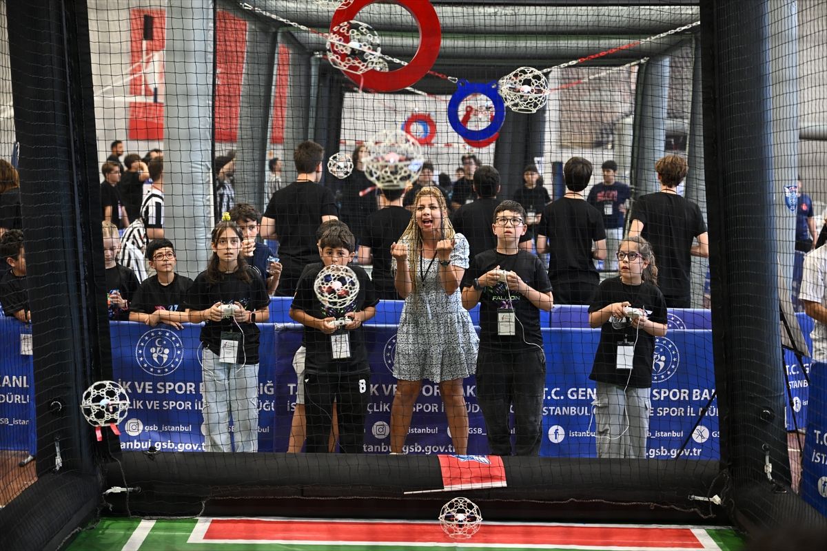 İstanbul'da robot ve dron futbolu yarışmaları düzenlendi