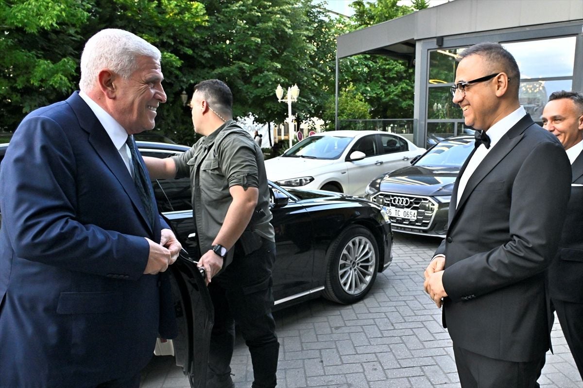 İYİ Parti Genel Başkanı Müsavat Dervişoğlu nikah töreninde şahitlik ederken çekilmiş fotoğraf.
