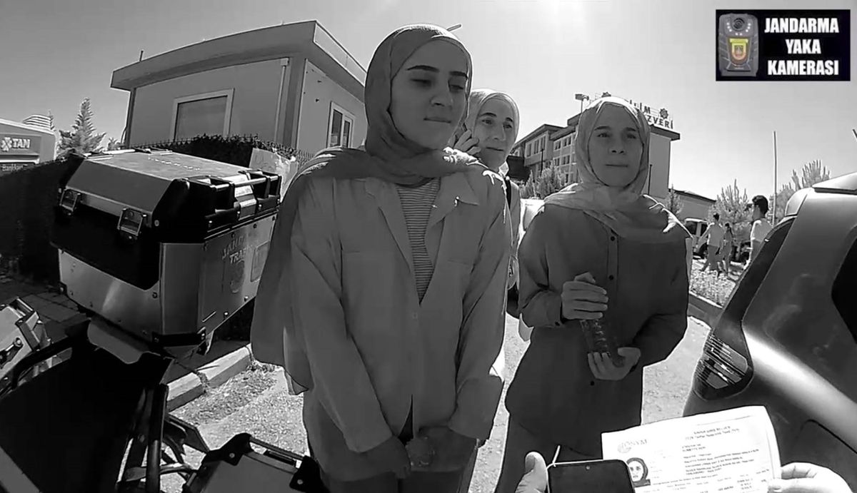 Jandarma, ikiz kardeşler ile bir öğrenciyi motosiklet ile sınava yetiştirdi