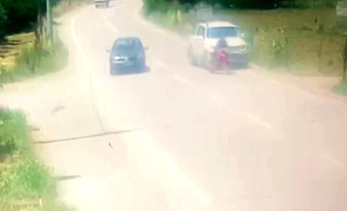 Kamyonet ile motosiklet böyle çarpıştı: 1 ağır yaralı
