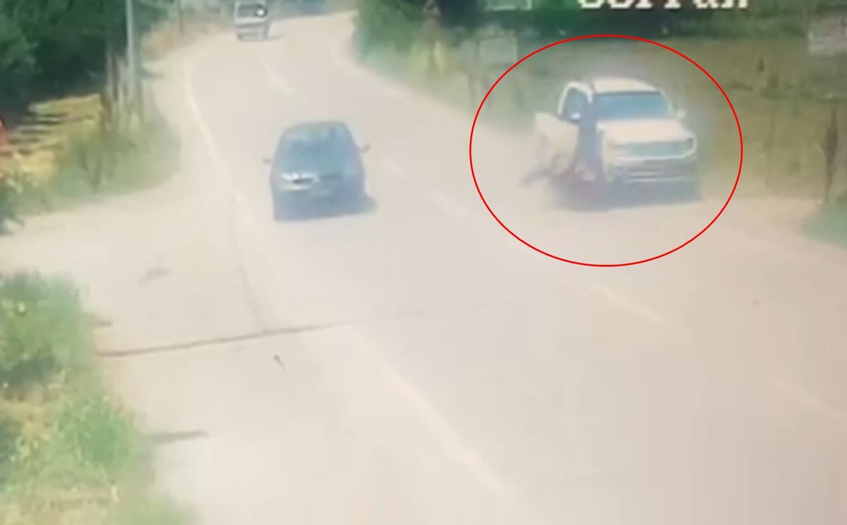 Kamyonetin çarptığı motosikletin sürücüsü ağır yaralandı; kaza kamerada